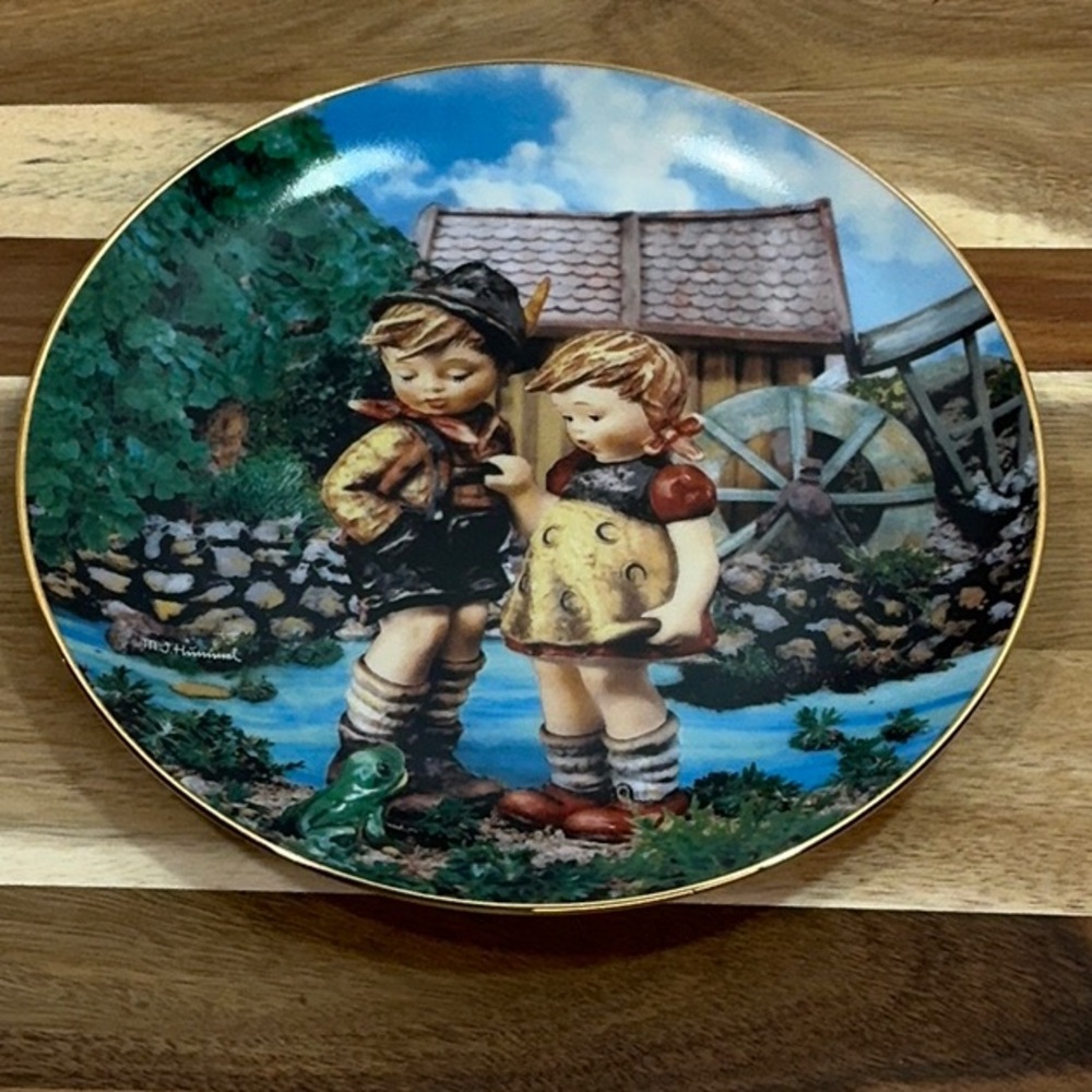 Goebel Hummel Collector Plate Hello Down There   A9240